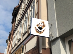 Auch über einer Pergola erzeugt eine Werbetafel genügend Aufmerksamkeit. Gesehen in der Region Hannover Celle.